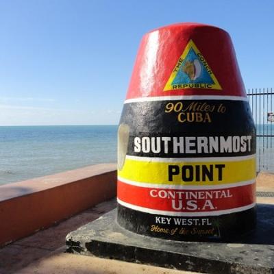 Key West betonbója, 90 mérföldre Kubától